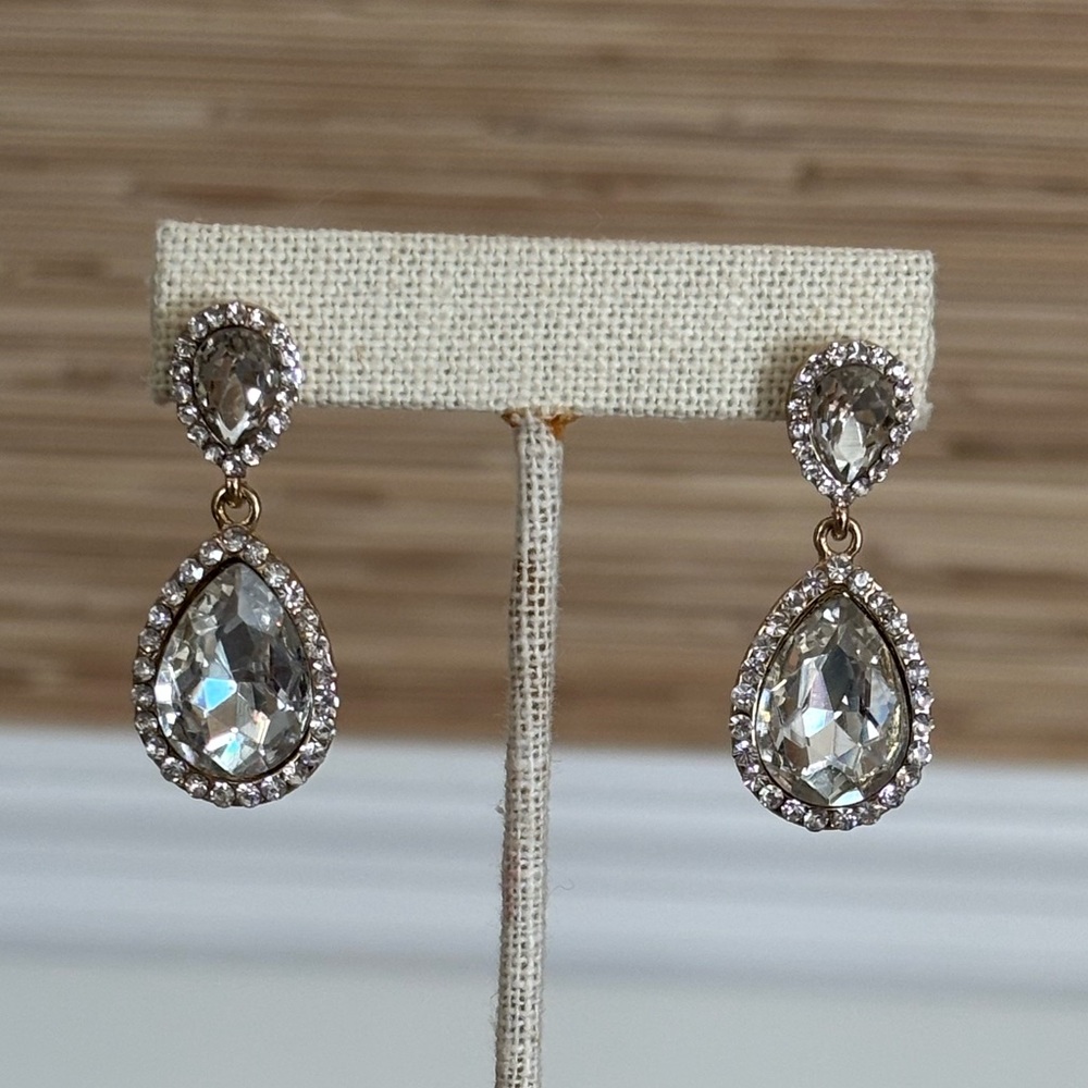 Stunning silver crystal tear drop rhinestone earrings.
NEVER WORN